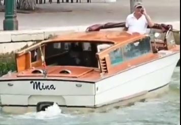 Kanye West mezzo nudo e la moglie “inginocchiata”, scandalo sulla gondola. VIDEO