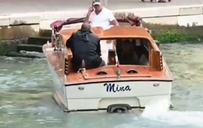 Kanye West mezzo nudo e la moglie “inginocchiata”, scandalo sulla gondola. VIDEO