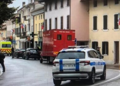 “Urlava in strada con le pistole”. Pordenone, ex militare barricato in casa