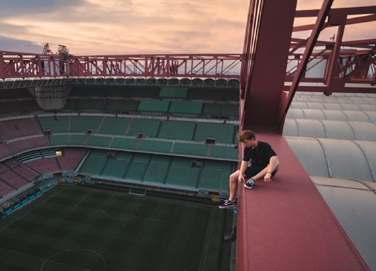 Milano, il rooftopper Lukesiogan si arrampica sino alla cima di San Siro. FOTO Milano, il rooftopper Lukesiogan si arrampica sino alla cima di San Siro. FOTO