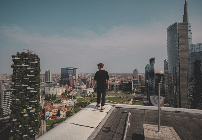 Milano, il rooftopper Lukesiogan si arrampica sino alla cima di San Siro. FOTO Milano, il rooftopper Lukesiogan si arrampica sino alla cima di San Siro. FOTO