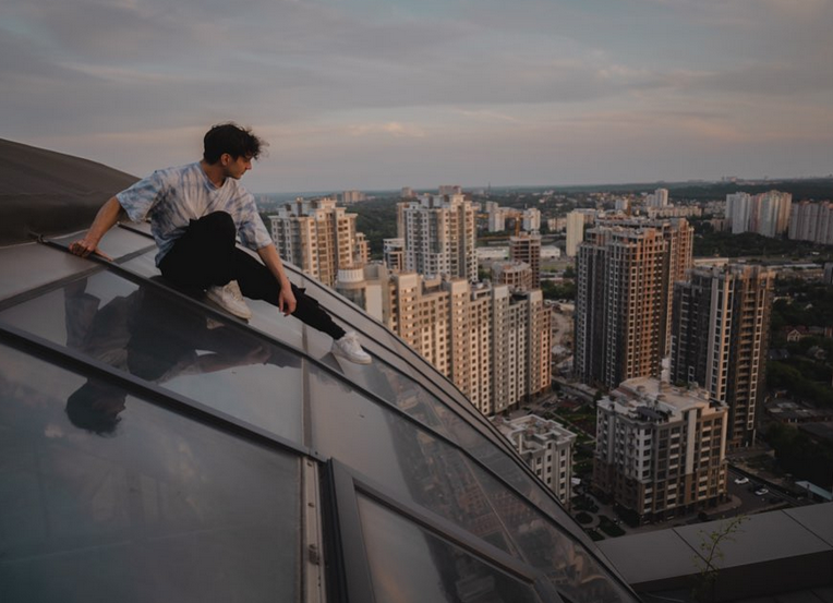 Milano, il rooftopper Lukesiogan si arrampica sino alla cima di San Siro. FOTO Milano, il rooftopper Lukesiogan si arrampica sino alla cima di San Siro. FOTO