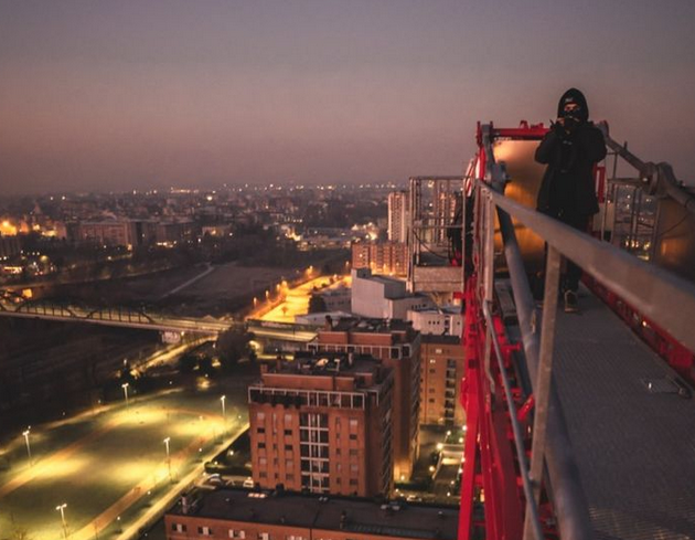 Milano, il rooftopper Lukesiogan si arrampica sino alla cima di San Siro. FOTO Milano, il rooftopper Lukesiogan si arrampica sino alla cima di San Siro. FOTO