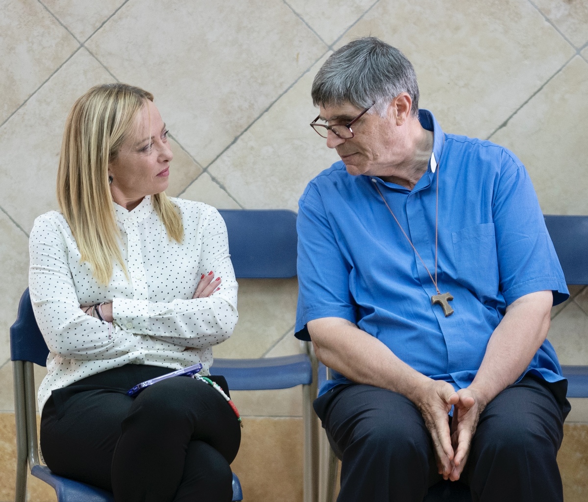 Meloni a Caivano: “Bonificheremo l’area, il centro sportivo riaprirà nel 2024”