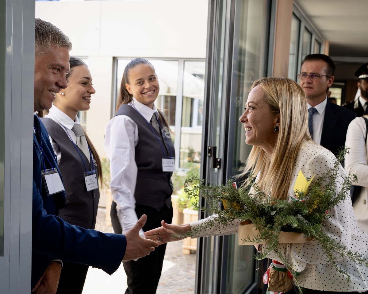 Meloni a Caivano: “Bonificheremo l’area, il centro sportivo riaprirà nel 2024”