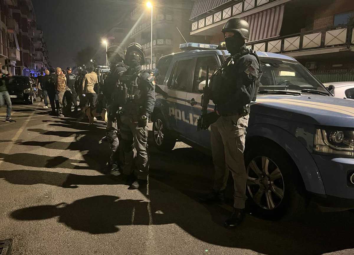 Ostia, maxi blitz nella terra del clan Spada, volano 11 mila euro in contanti