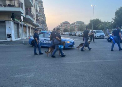 Ostia, maxi blitz nella terra del clan Spada, volano 11 mila euro in contanti