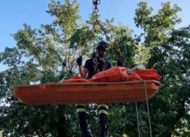 Milano, vigili del fuoco per trasportare una donna di 194 kg fuori casa