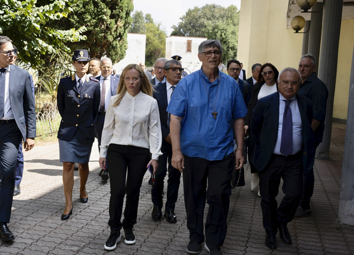 Meloni a Caivano: “Bonificheremo l’area, il centro sportivo riaprirà nel 2024”