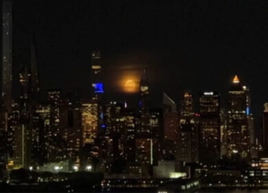 La Super luna blu illumina lo skyline di New York: che spettacolo. FOTO