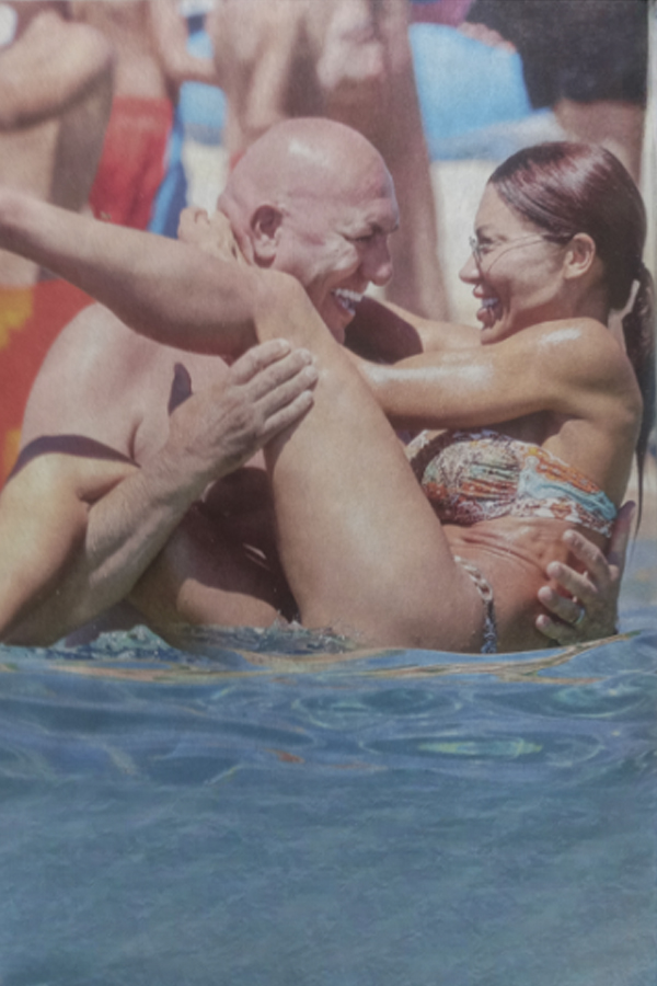 Il gigante e la bambina: Crosetto e signora al mare. FOTO