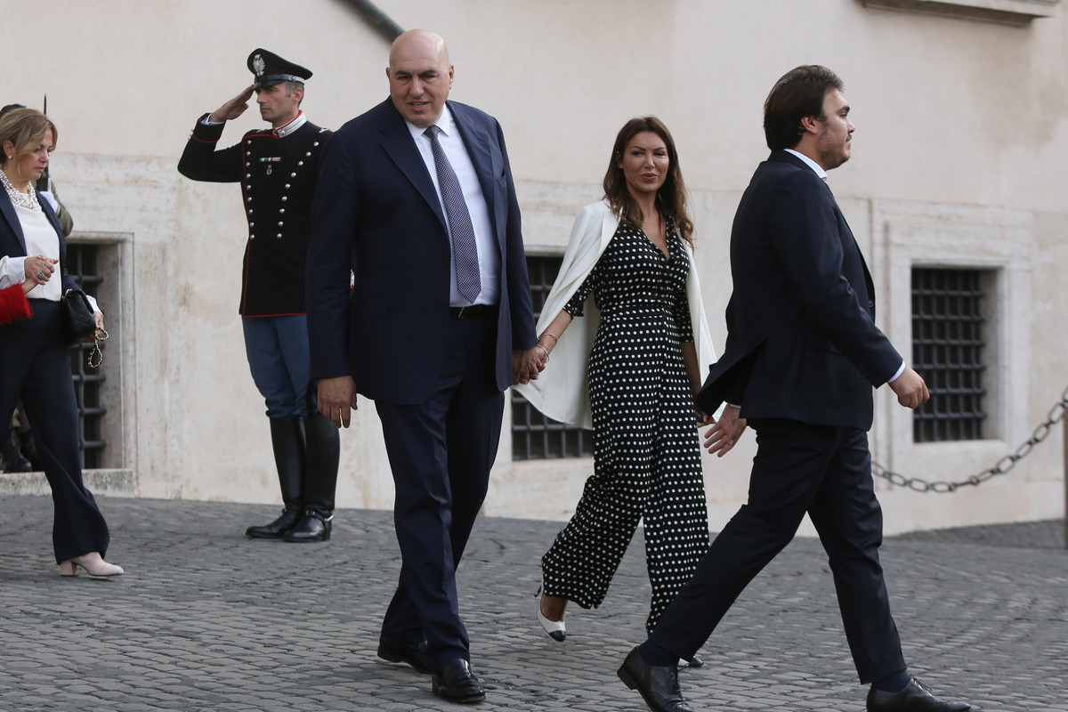 Il gigante e la bambina: Crosetto e signora al mare. FOTO