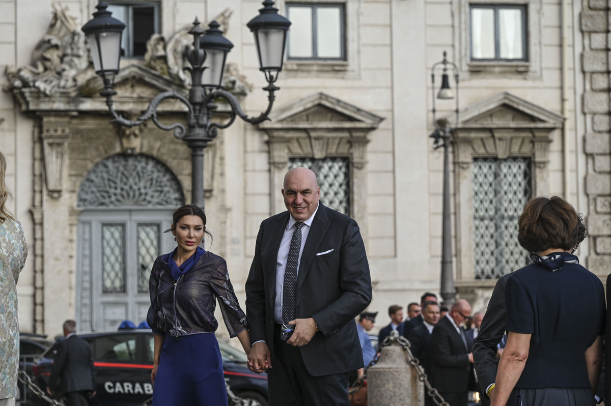Il gigante e la bambina: Crosetto e signora al mare. FOTO
