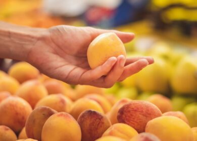 Pesche e nettarine, agosto un mese nero: rincari in vista. Ecco di quanto