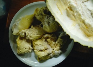 Cina, tutti pazzi per il durian: cos’è il frutto più puzzolente al mondo