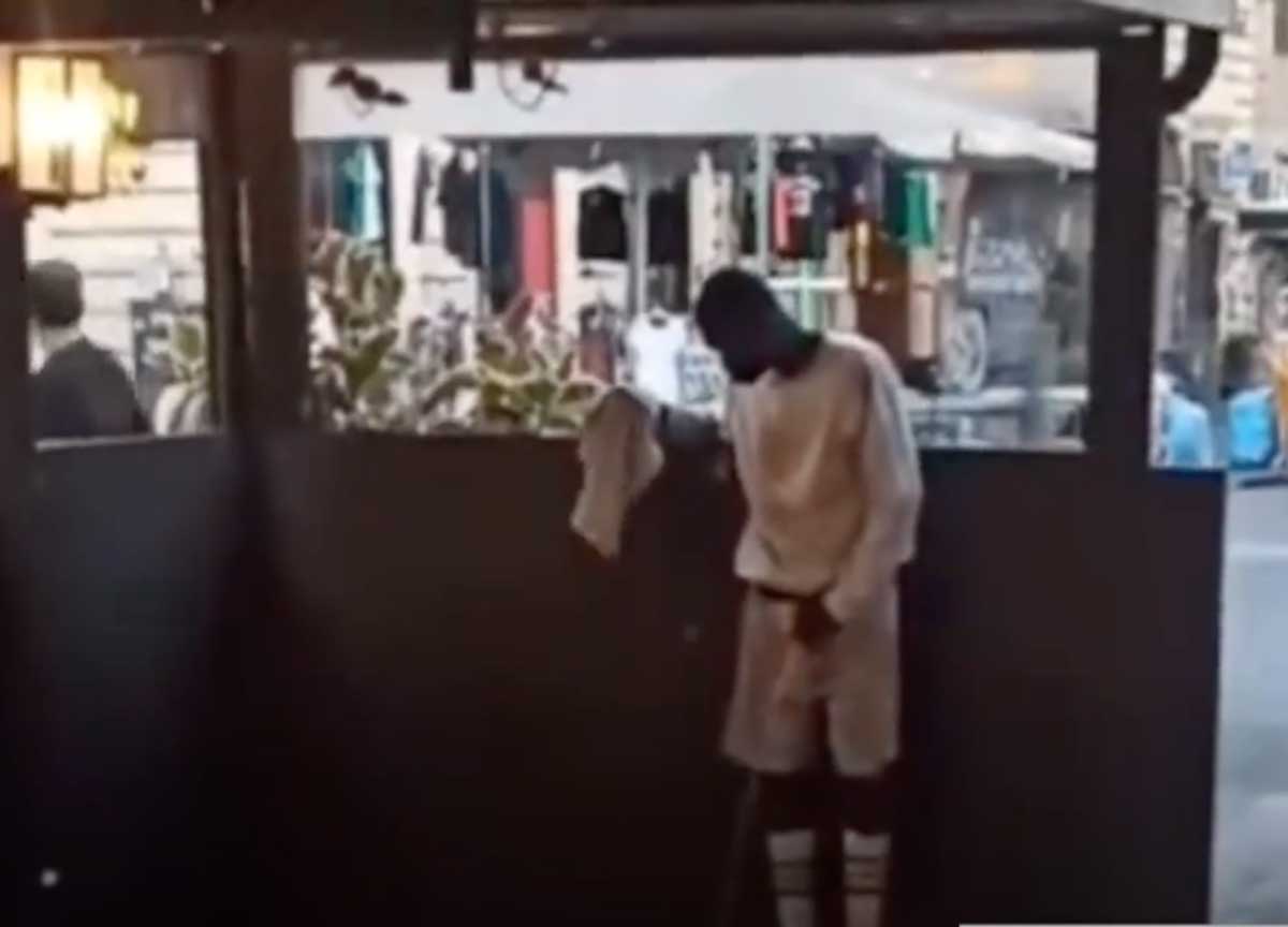 Cesso Capitale, fa pipì nel gazebo del ristorante: choc alla stazione Termini Cesso Capitale, fa pipì nel gazebo del ristorante: choc alla stazione Termini