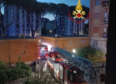 Paura a Roma, in fiamme un appartamento: evacuate 50 persone a Val Melaina