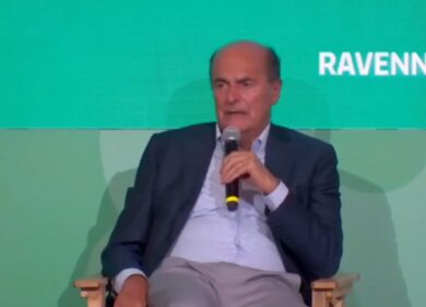 Caso Vannacci, l’affondo di Bersani: “Si può dire coglione a un generale?”