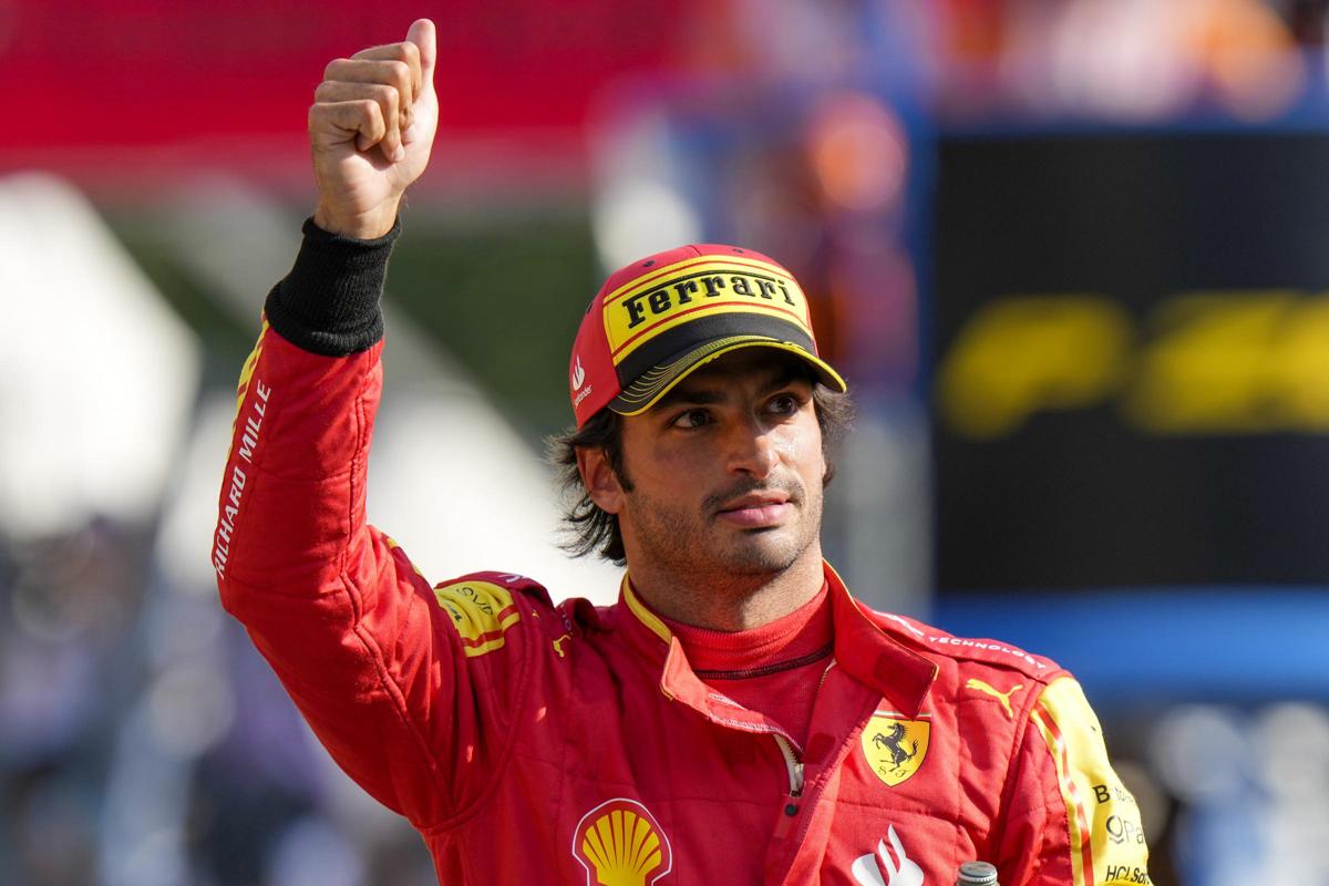 Cercano di rubare l’orologio a Carlos Sainz, ma il pilota Ferrari li blocca Cercano di rubare l’orologio a Carlos Sainz, ma il pilota Ferrari li blocca