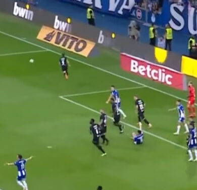 ‘Pronto è rigore?. Incredibile: arbitro decide il penalty al cellulare