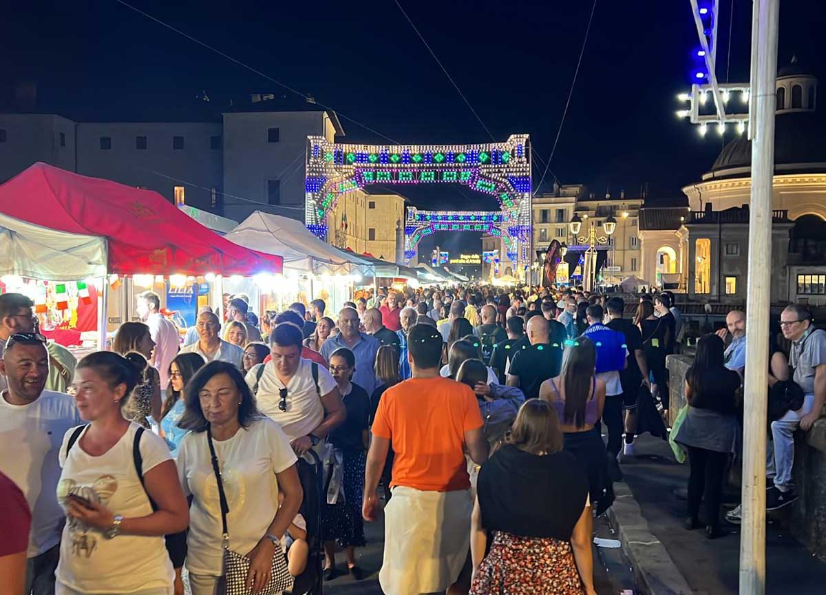 Ariccia, cartelli di divieto scritti a penna durante la sagra: boom di multe
