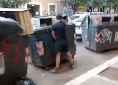 Roma, cassonetti dell’immondizia trasformati in Vespasiani: città senza decoro