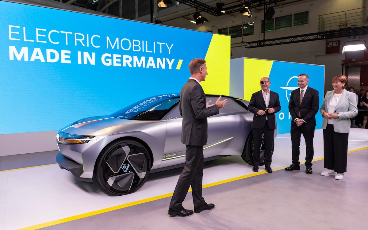 IAA 2023:Il cancelliere tedesco Olaf Scholz visita lo stand Opel