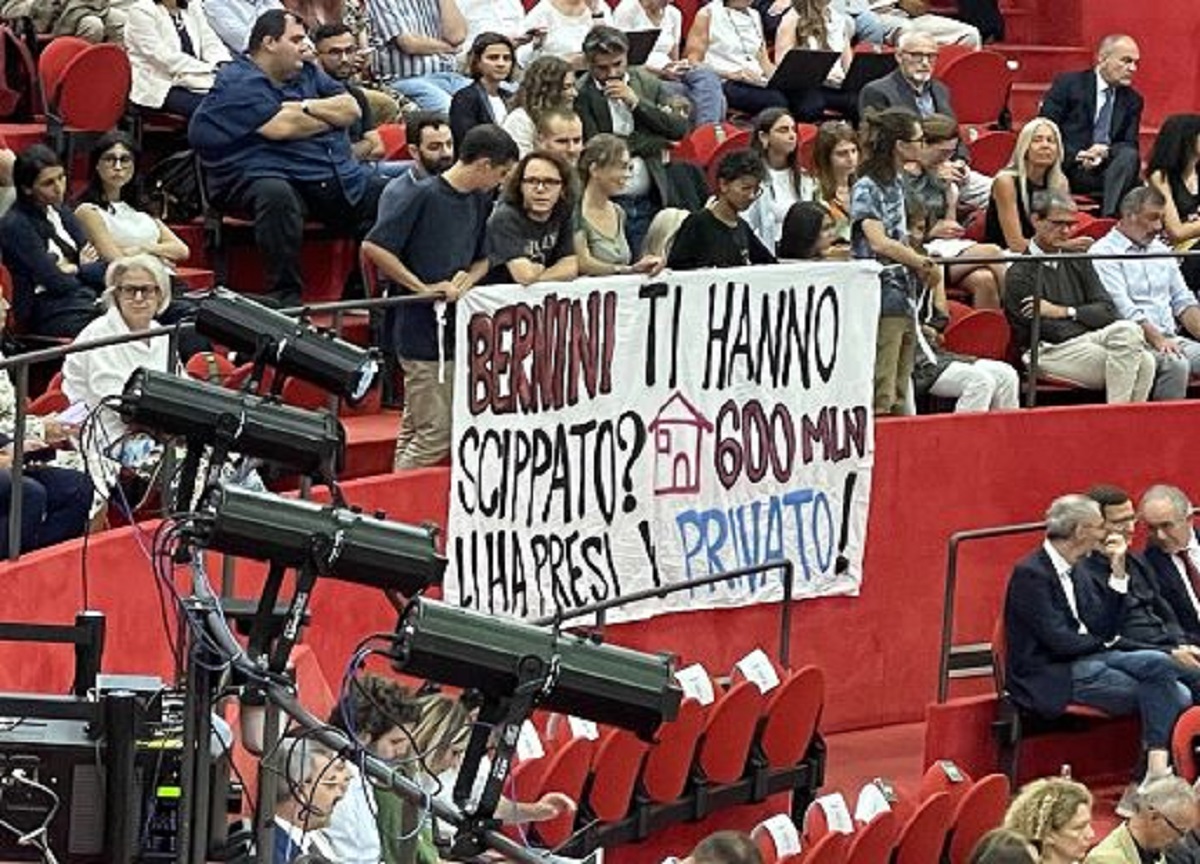 “Bernini, ti hanno scippato?”: lo striscione degli studenti sui fondi Pnrr “Bernini, ti hanno scippato?”: lo striscione degli studenti sui fondi Pnrr