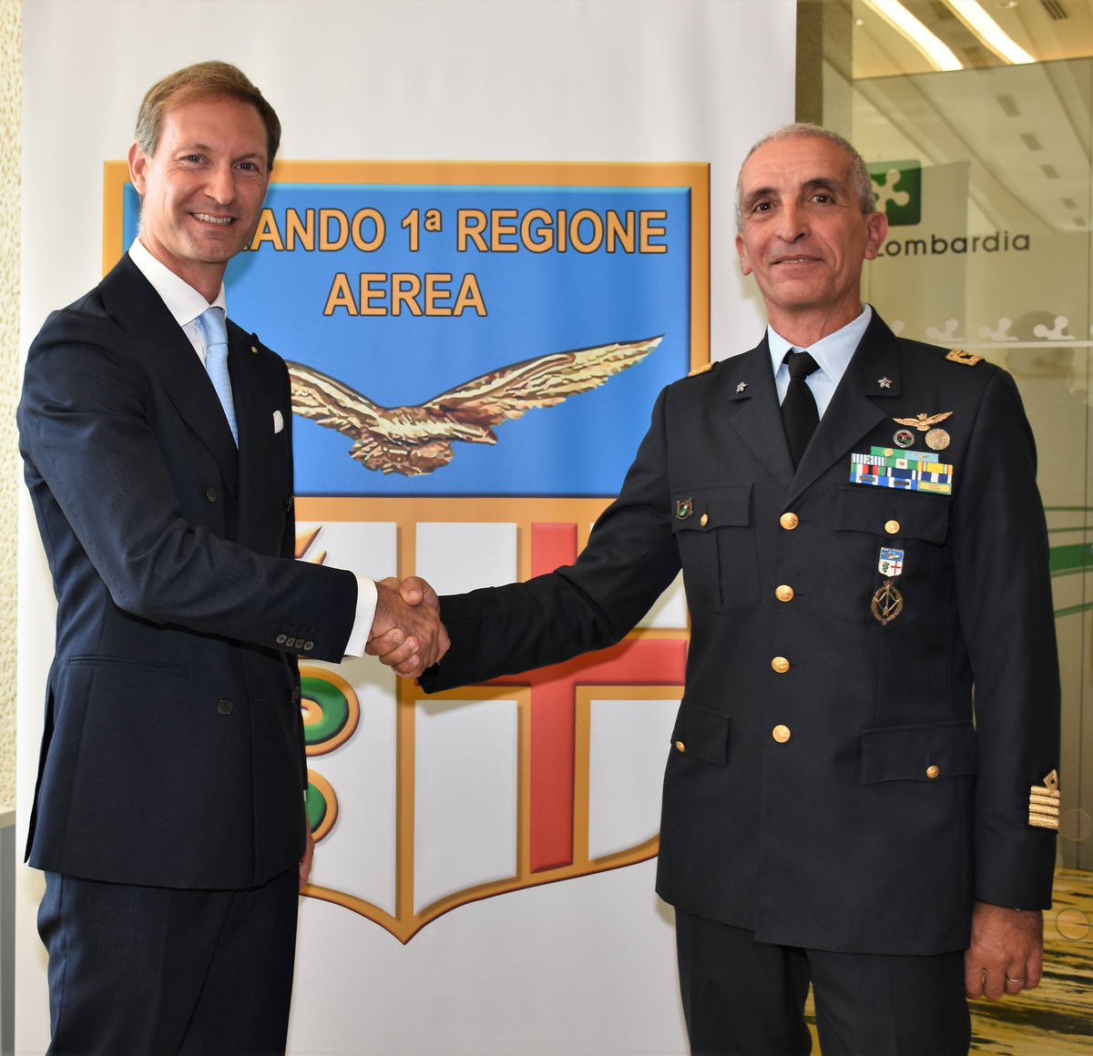 Frecce tricolori attorno a Palazzo Pirelli