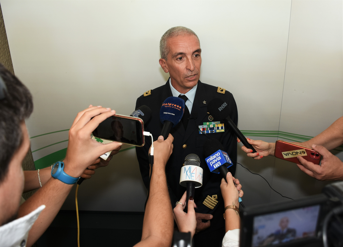 Frecce tricolori attorno a Palazzo Pirelli