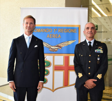 Frecce tricolori attorno a Palazzo Pirelli