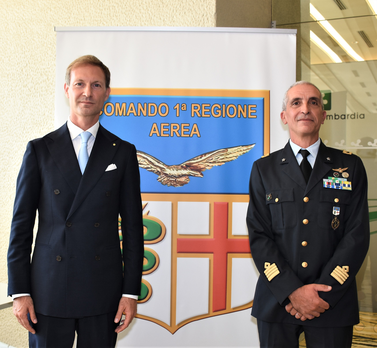 Frecce tricolori attorno a Palazzo Pirelli