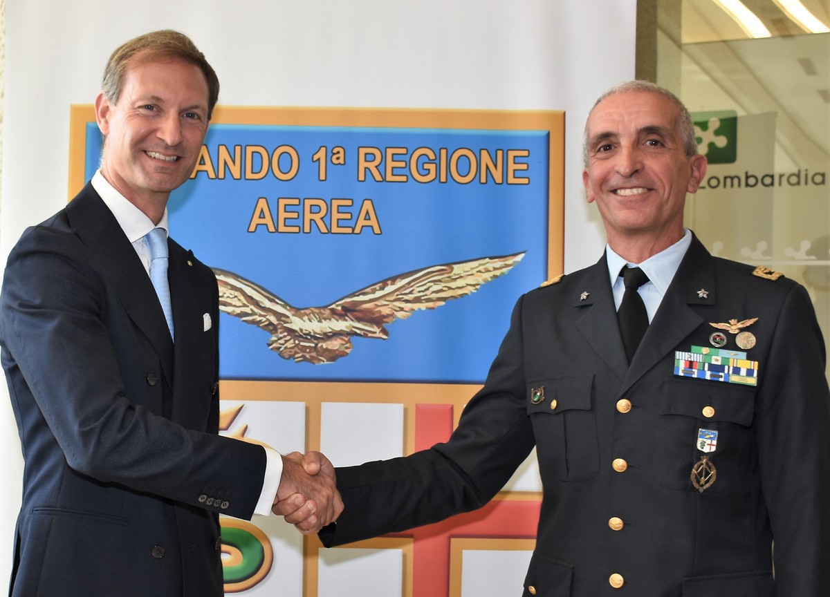 Frecce tricolori attorno a Palazzo Pirelli