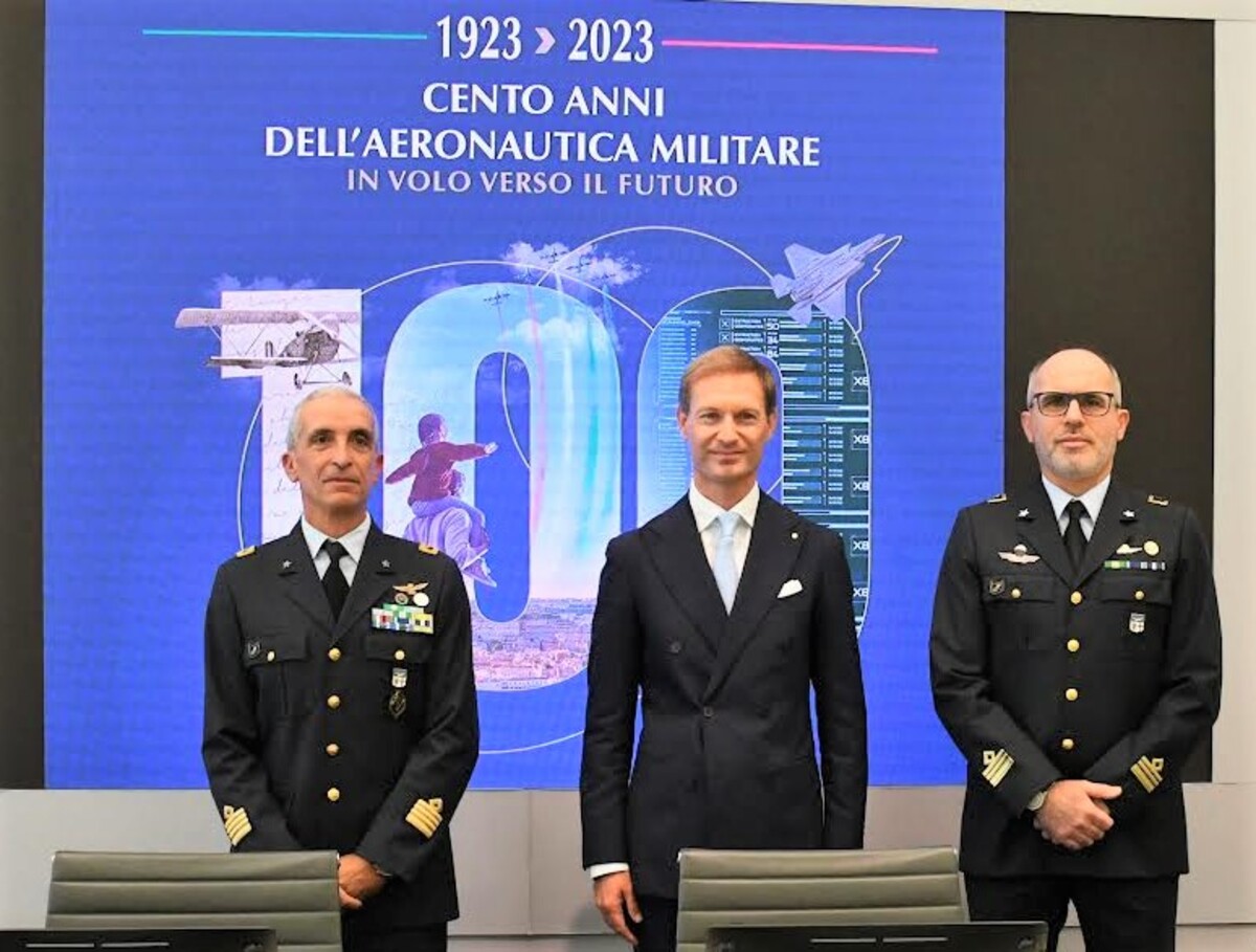 Frecce tricolori attorno a Palazzo Pirelli