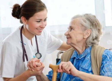 Sanità, in Lombardia nel 2025 226mila over 65 saranno assistiti domiciliari