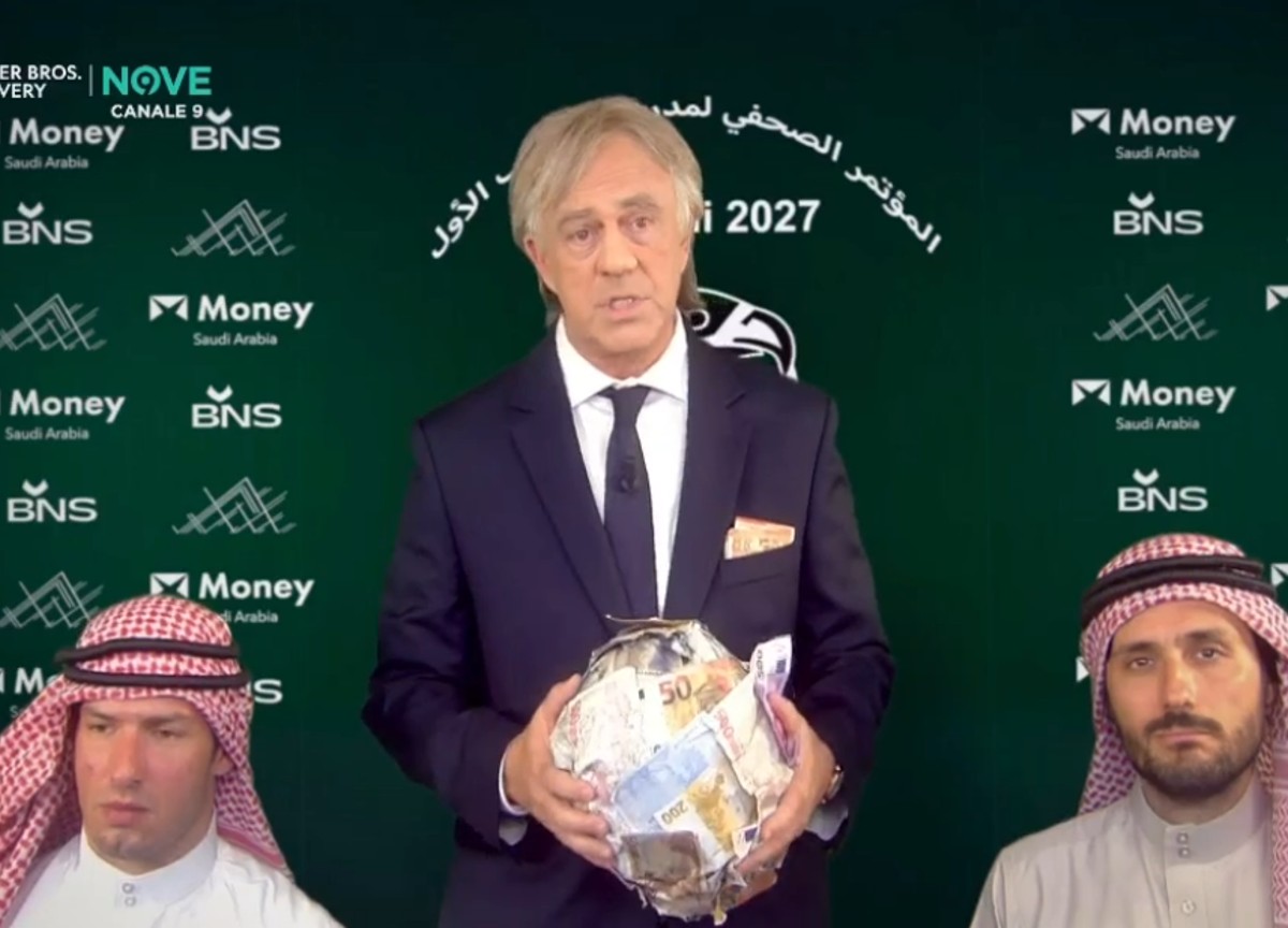 Mancini nel mirino di Crozza: l’imitazione del nuovo ct dell’Arabia Saudita Mancini nel mirino di Crozza: l’imitazione del nuovo ct dell’Arabia Saudita