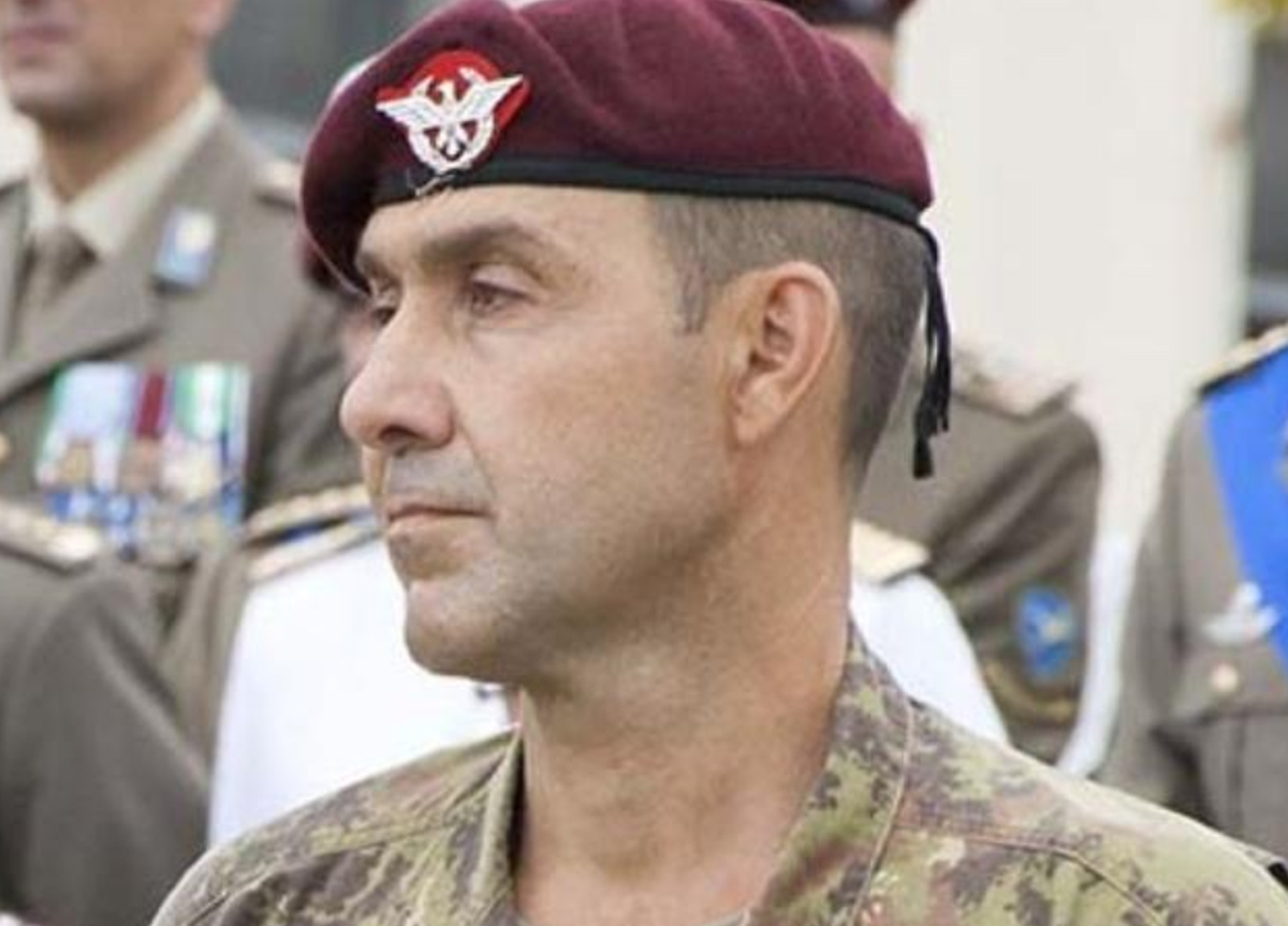 Il generale Vannacci marcia su Roma: libro di carta, la fila per il debutto Il generale Vannacci marcia su Roma: libro di carta, la fila per il debutto