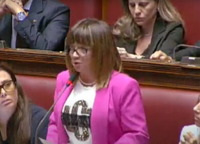 Violenza sulle donne, la deputata dei 5 Stelle in lacrime in Aula: “Conosco bene questo dramma, l’ho vissuto”