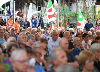 Folla, libri, scazzi e fermenti alla Festa dell’Unità di Milano