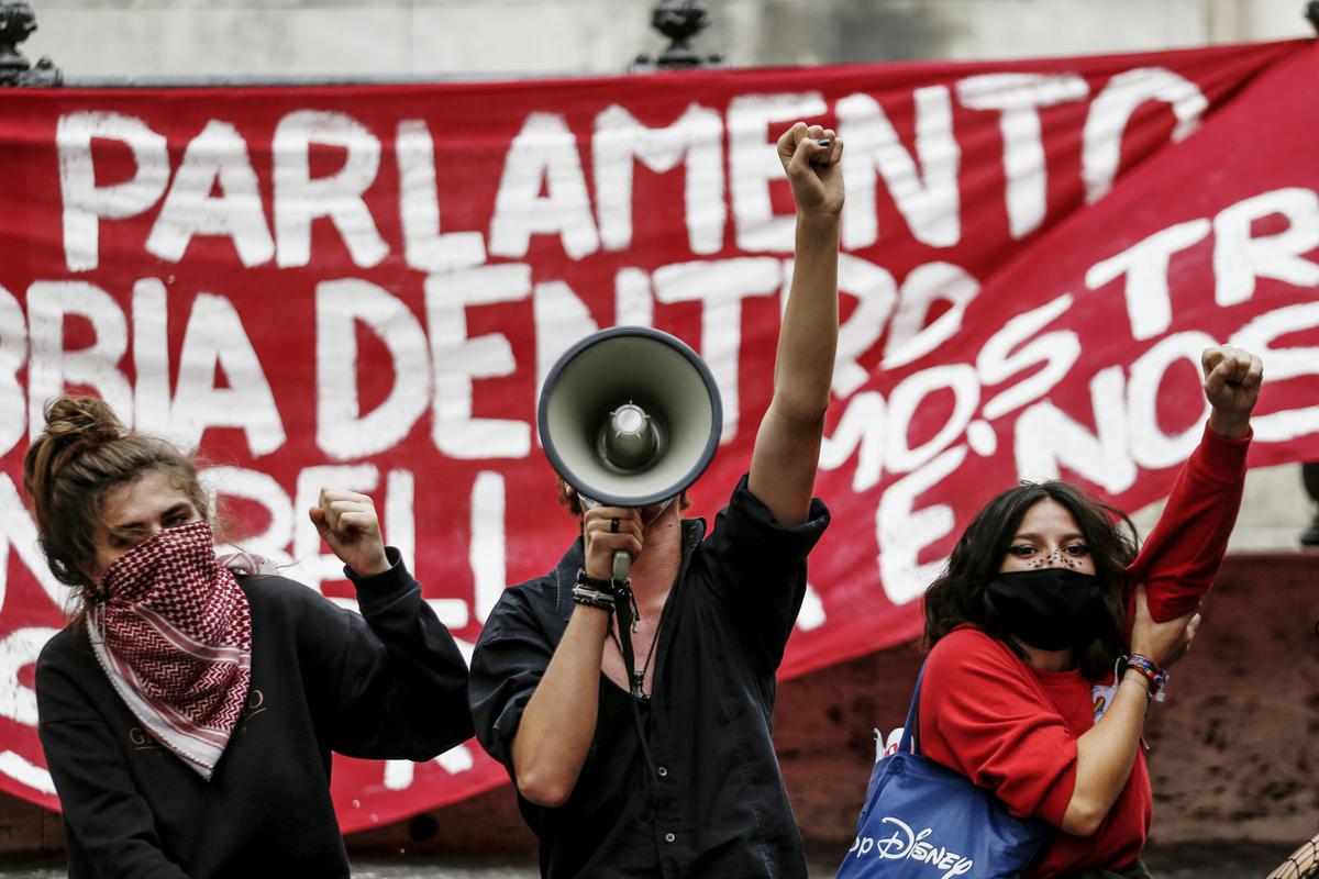 Roma, la scuola parte con la protesta: sit-in delle educatrici in Campidoglio Roma, la scuola parte con la protesta: sit-in delle educatrici in Campidoglio