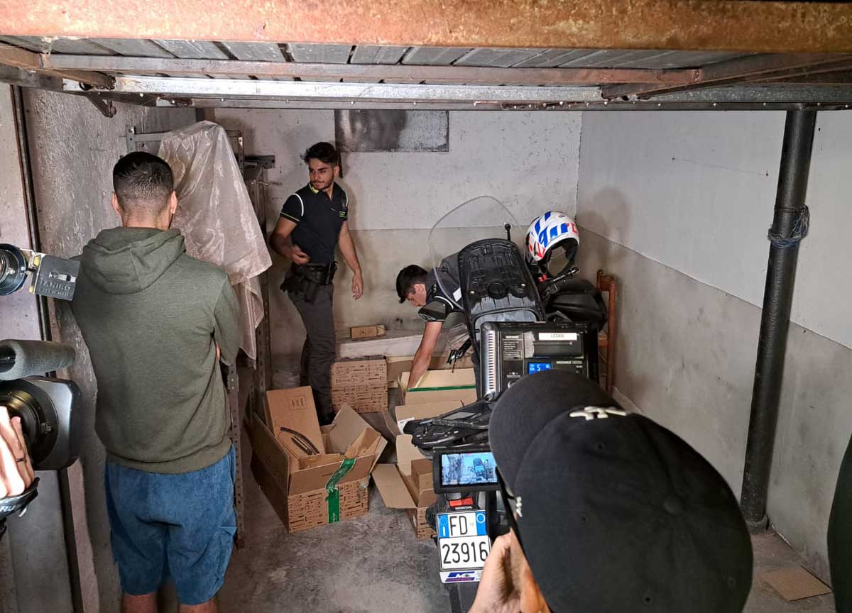 Tor Bella Monaca, arrivano i nostri. Blitz all’alba: trovate armi e droga Tor Bella Monaca, arrivano i nostri. Blitz all’alba: trovate armi e droga