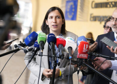 Pd, terremoto in Liguria: in 30 vanno con Calenda. “Schlein troppo a sinistra”