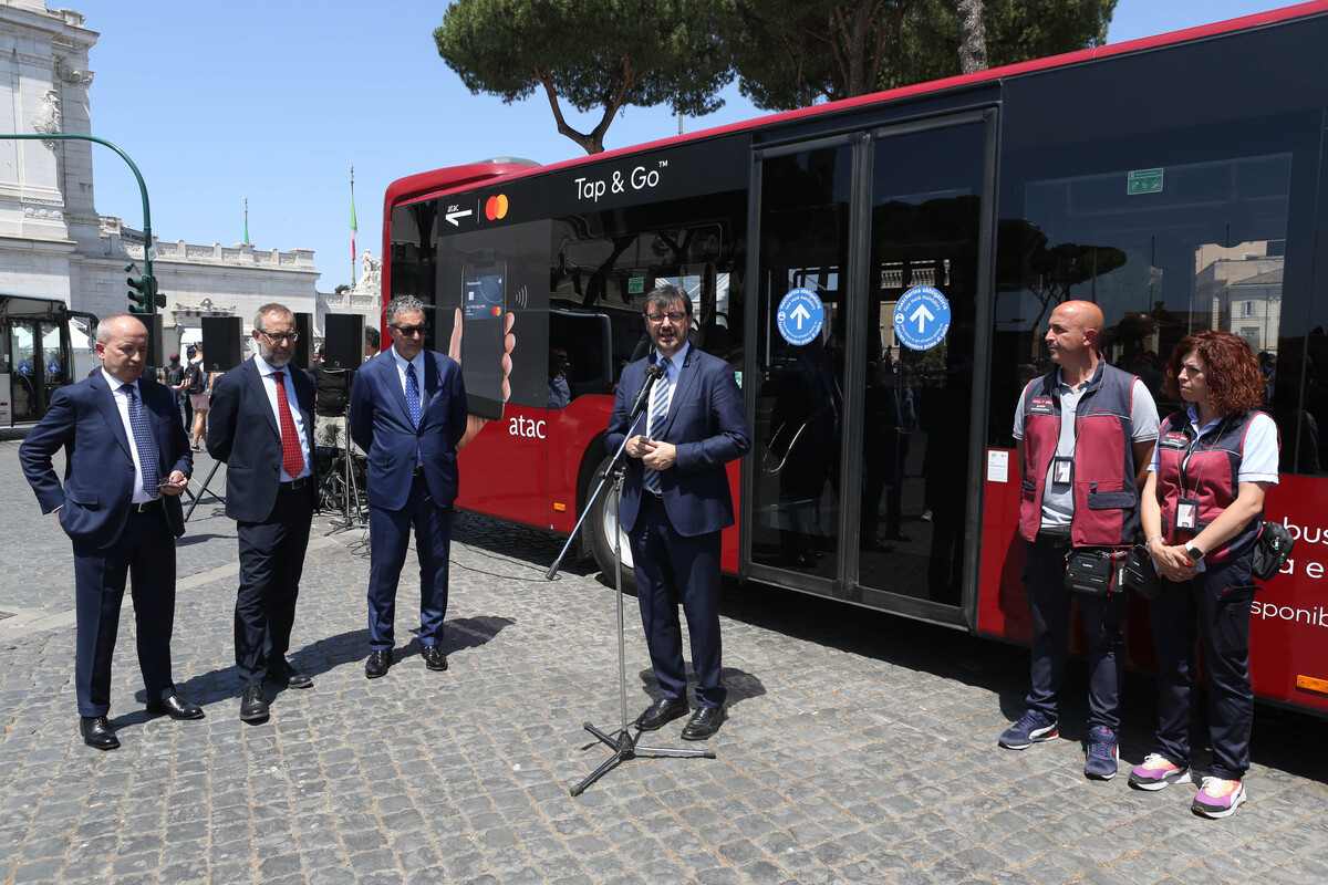 Roma, abbonamenti gratis agli under19, boom di richieste, il sito Atac fa tilt
