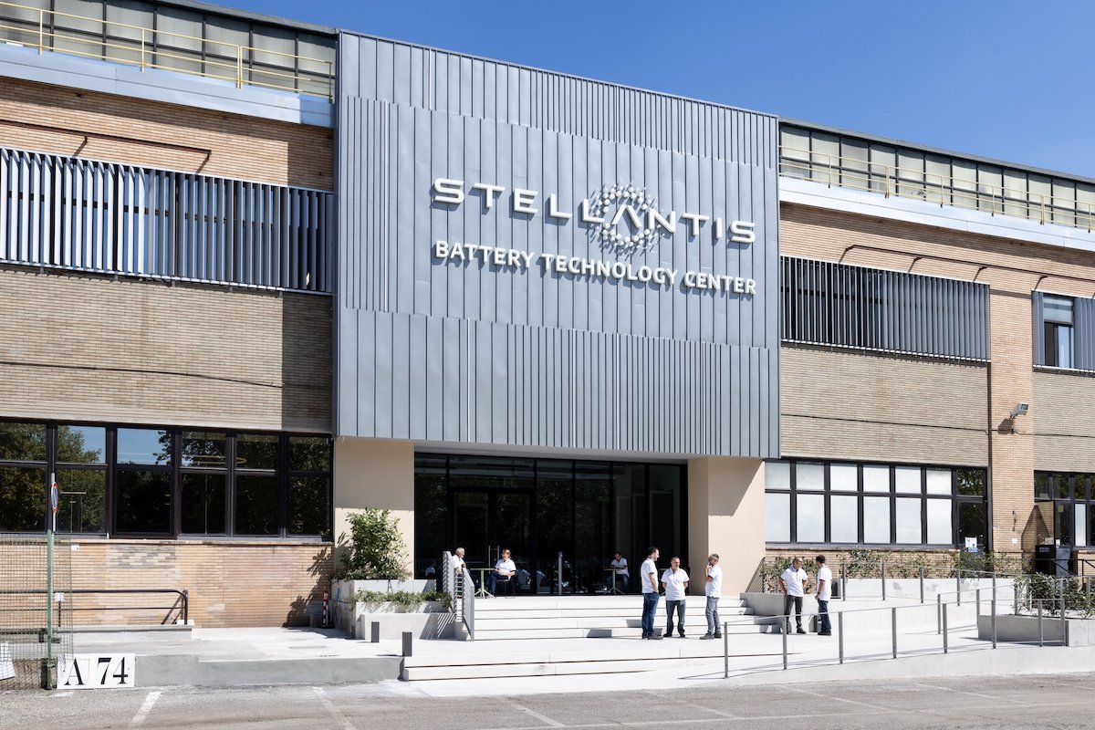 Stellantis inaugura a Torino il primo Battery Technology Center