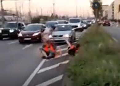 Automobilista infuriato prende a calci e pugni gli attivisti climatici che bloccavano la strada. VIDEO SCHOCK