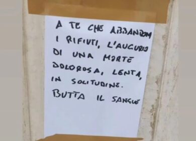 Affari in rete/ “A chi abbandona i rifiuti, auguro di…”: cartello choc