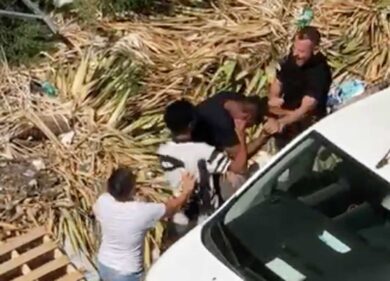 Roma, scippa un’anziana: pestato a calci e pugni. La gente esulta sul web