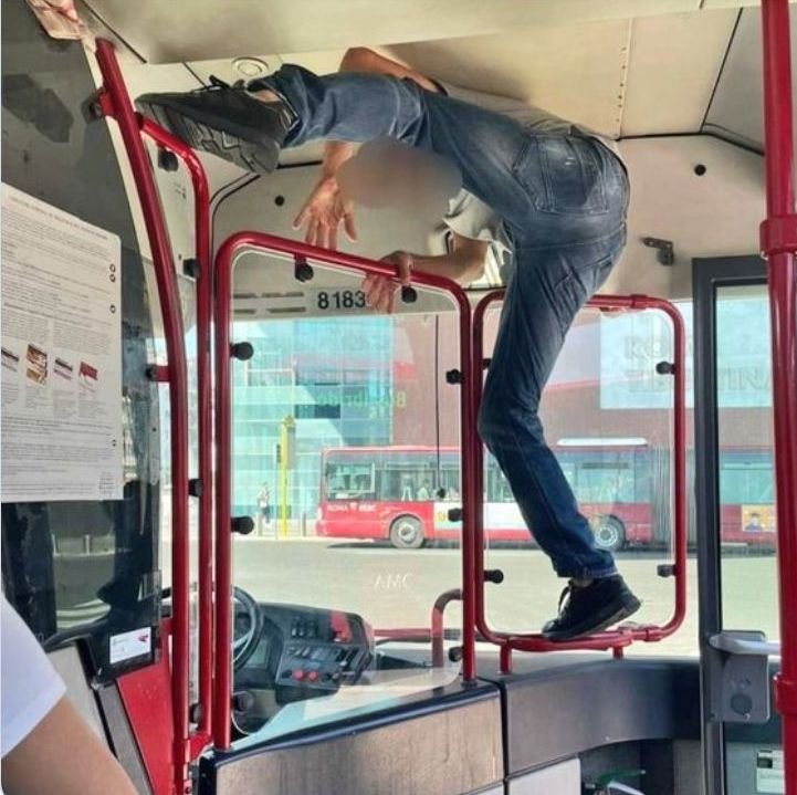 Roma, la porta del bus è rotta e l’autista Atac si trasforma in funambolo Roma, la porta del bus è rotta e l’autista Atac si trasforma in funambolo