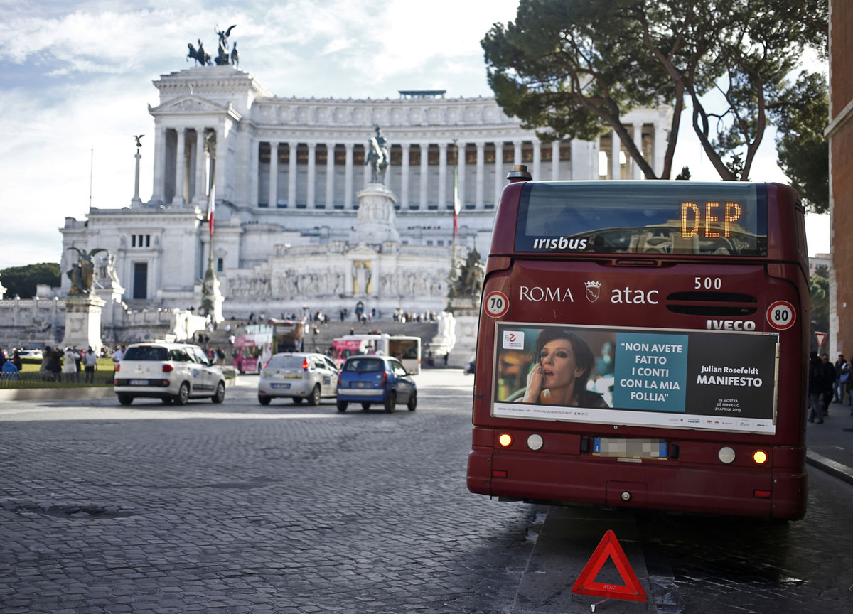 Roma, la porta del bus è rotta e l’autista Atac si trasforma in funambolo Roma, la porta del bus è rotta e l’autista Atac si trasforma in funambolo