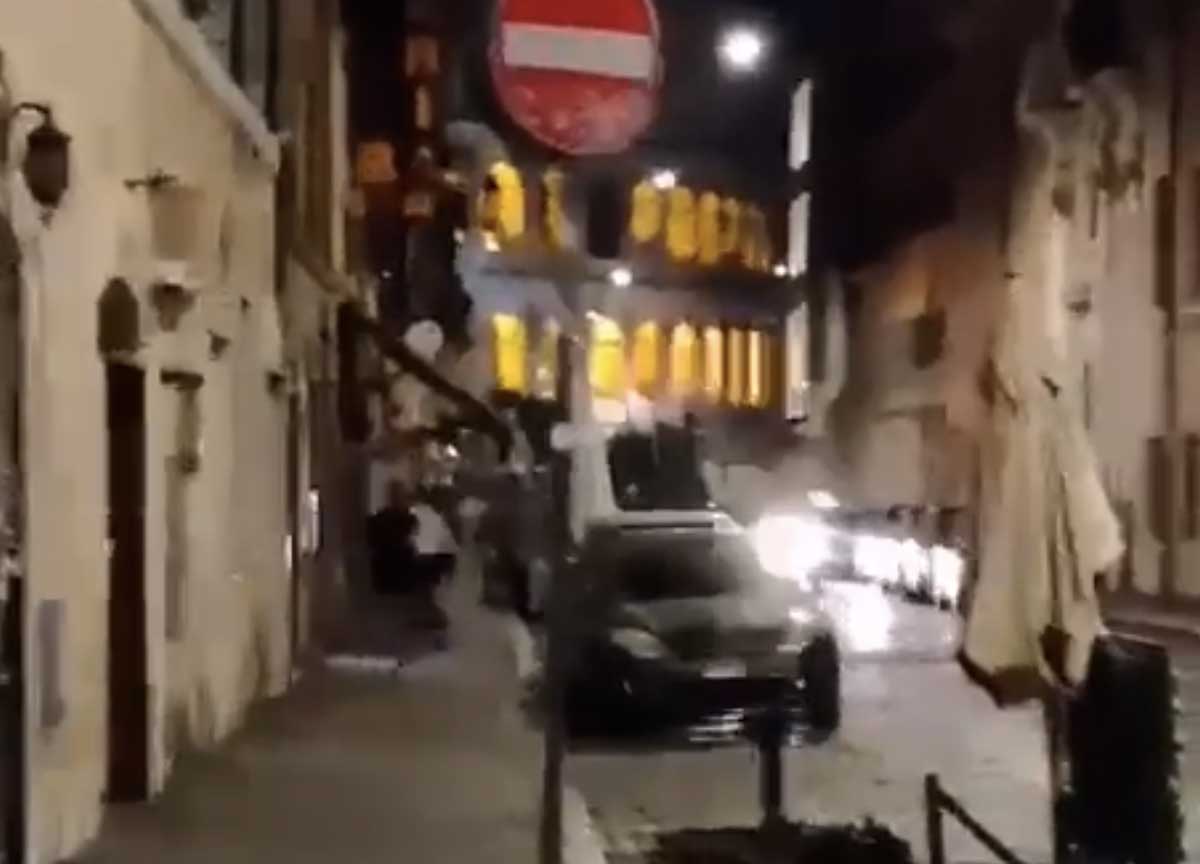 Colosseo, sesso di gruppo nel dehor di un ristorante chiuso di notte. Il video